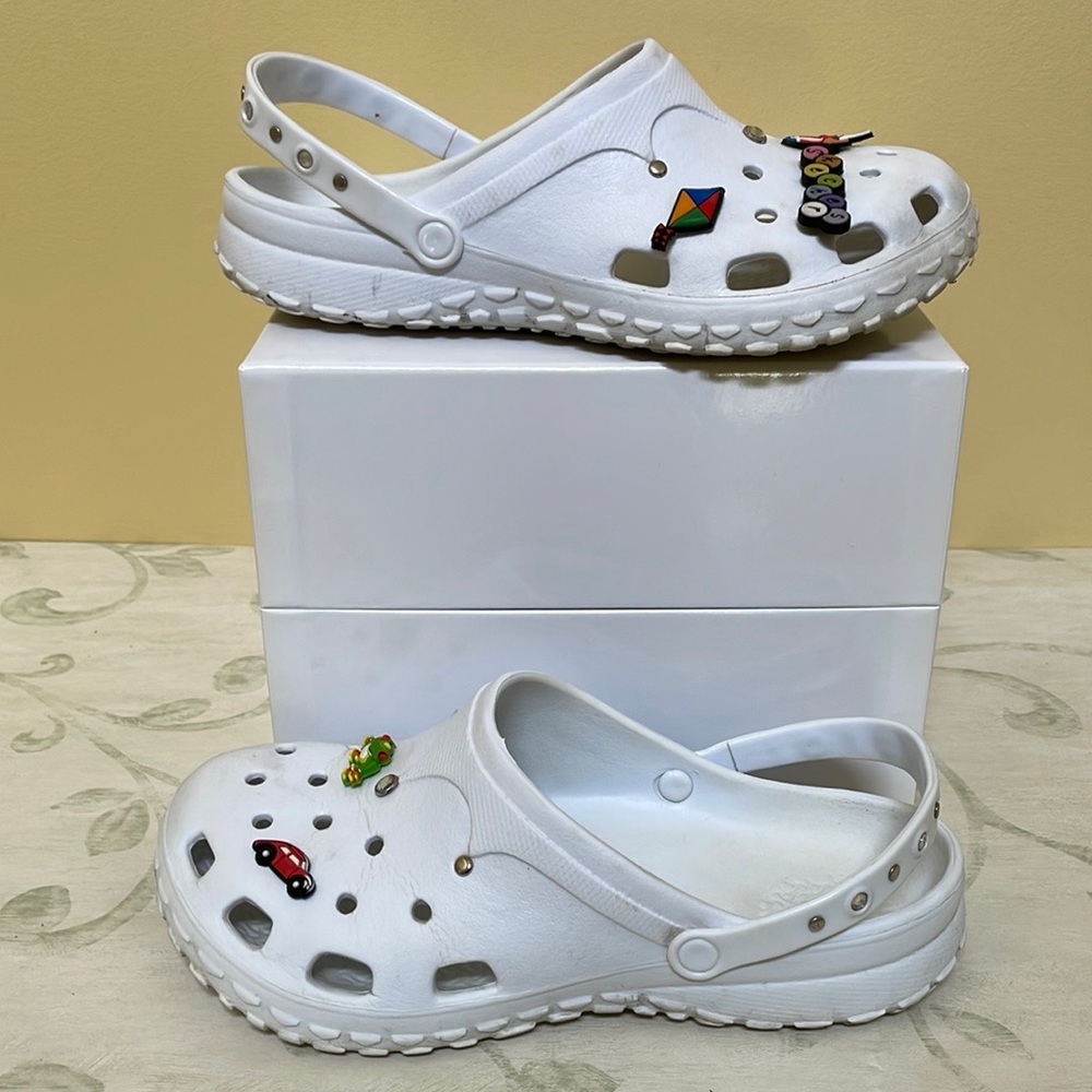 Glam clogs + 5 buttons